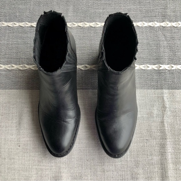 Versatile and Stylish Black Børn Sacramento Booties Leather Elastic Panels Sz 8 - Picture 8 of 10
